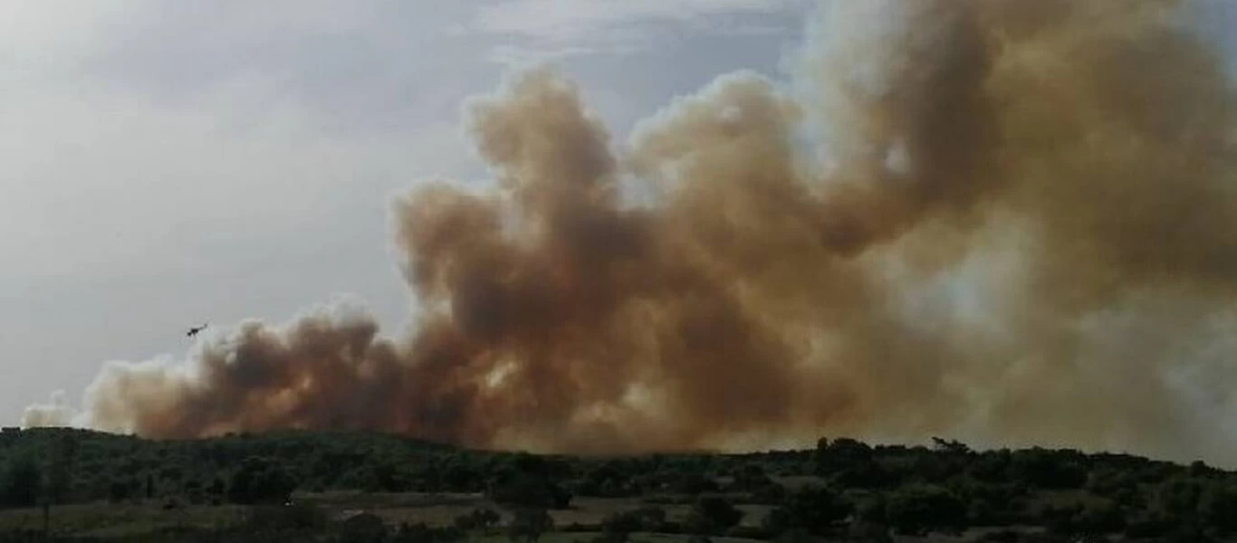 «Μάχη» με τις φλόγες στη Ζάκυνθο: H φωτιά έφτασε πάνω από το Ναυάγιο (βίντεο)